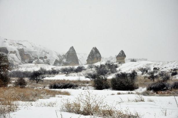 <p>Merkez ilçeye bağlı Göreme ve Uçhisar beldesi ile Avanos ilçesinin Zelve-Paşabağ merkezindeki karla kaplı peribacaları, turistlerin ilgisini çekti.</p>

<p> </p>
