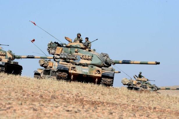 <p>Kara Kuvvetleri Komutanı Orgeneral Hulusi Akar Suruç'a geldi. Onlarca tank Suriye'yi gören hakim tepelere konuşlandırıldı.</p>
