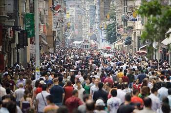 Türkiye'nin orta gelir tuzağında olup olduğu bir süredir tartışılıyor. TIME'da yayınlanan makalenin ardından detaylı bir çalışmayla MÜSİAD "Orta gelir tuzağı" konusunda uyardı. Türkonfed ise yepyeni bir çalışmayla karşımızda. Yaşar Üniversitesi Dekanı Prof. Dr Erinç Yeldan ve ekibi tarafından hazırlanan "Orta Gelir Tuzağından Çıkış: Hangi Türkiye" başlıklı raporda, Türkiye'nin ulusal anlamda orta gelir tuzağı riski olmadığı ancak ülkenin üç farklı gelir ve gelişmişlik düzeyine göre bazı il ve bölgeler için orta gelir tuzağı riski olduğu belirtiliyor.