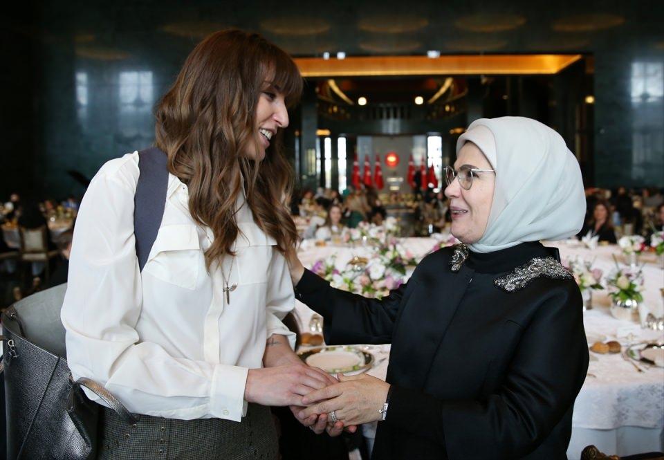 <p>Emine Erdoğan, yemeğe katılan milli voleybolcu Neslihan Demir ile sohbet etti.</p>
