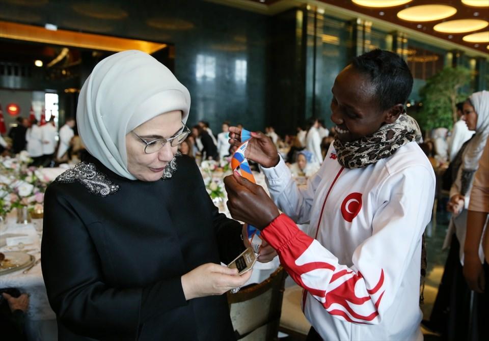 <p>Yemeğe katılan 34. Avrupa Salon Atletizm Şampiyonasında 3000 metrede gümüş madalya kazanan milli atlet Yasemin Can madalyasını Emine Erdoğan'a takdim etti.</p>
