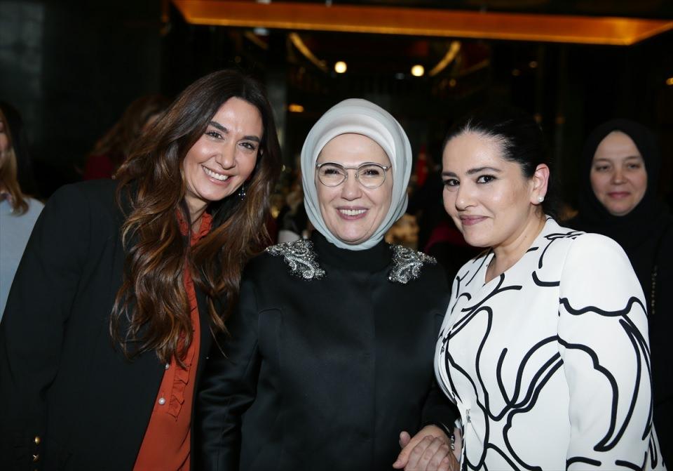 <p>Emine Erdoğan, yemeğe katılan oyuncular Tolunay Donat (sağda) ve Ayşe Tolga (solda) ile fotoğraf çektirdi.</p>
