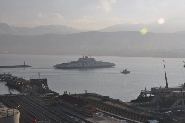 <p>Türkiye’nin en büyük feribotu Türkiye’nin en büyük gölü olan Van Gölü'ndeki ilk deneme seferine çıktı.</p>