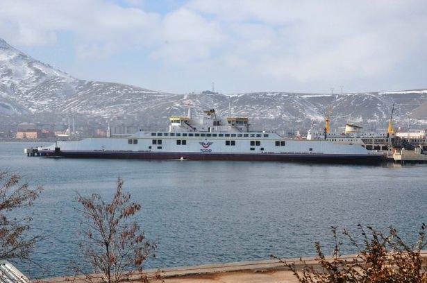 <p>Türkiye’nin en büyük feribotu Türkiye’nin en büyük gölü olan Van Gölü'ndeki ilk deneme seferine çıktı.</p>