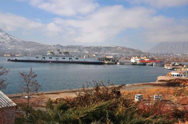 <p>Türkiye’nin en büyük feribotu Türkiye’nin en büyük gölü olan Van Gölü'ndeki ilk deneme seferine çıktı.</p>