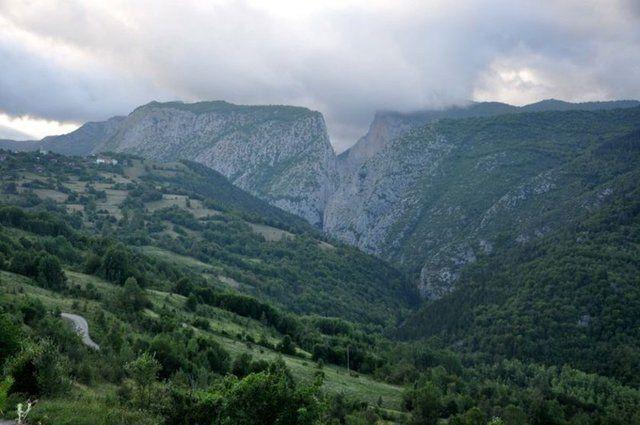 <p>Küre Dağları'nın parçalanmasıyla oluşan bu kanyon, 12 km uzunluğunda ve 800 metre derinliğinde.</p>

<p> </p>
