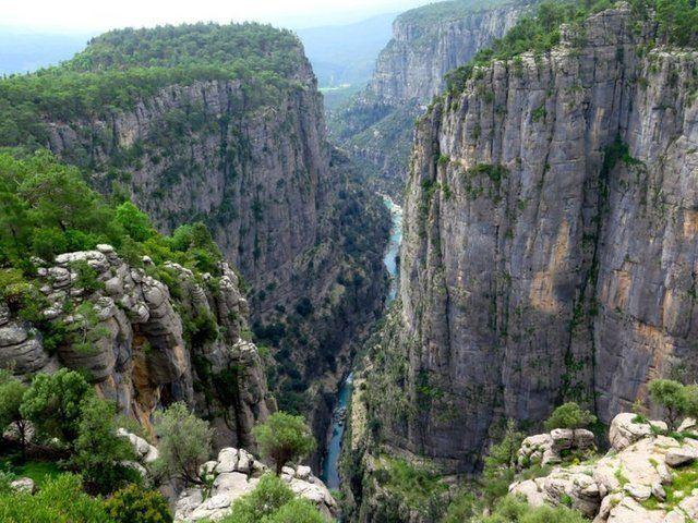 <p><strong>KÖPRÜLÜ KANYON, ANTALYA</strong></p>

<p>Köprülü Kanyon, içerisinden dünyaca ünlü Köprüçay Irmağı'nın geçtiği, milli park olarak ilan edilen bir doğa harikası. Geçtiğimiz günlerde Köprülü Kanyonu'nun pek bilinmeyen üst kısımlarında yeni bir kanyon keşfedilmişti.</p>
