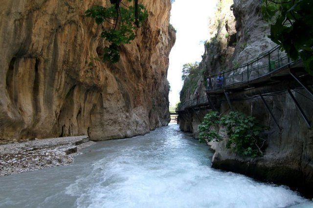 <p><strong>SAKLIKENT KANYONU, MUĞLA</strong></p>
<p>Cam gibi suyuyla Saklıkent Kanyonu, turistlerin uğrak noktası.</p>