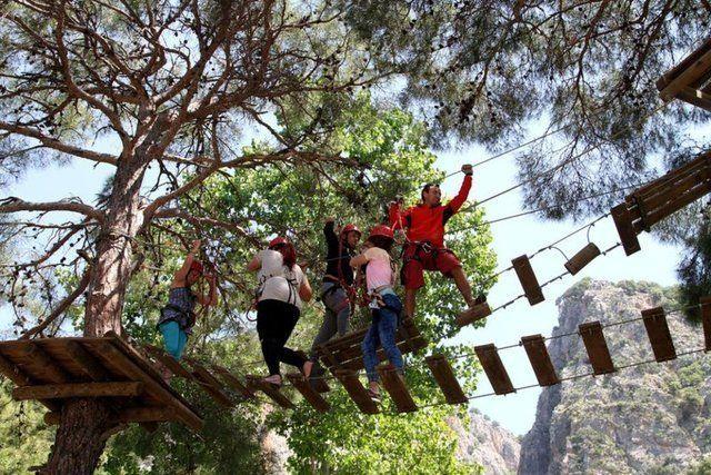 <p>Ayrıca doğa sporları yapmak isteyenler de Saklıkent Kanyonu'ndan vazgeçemiyor.</p>
<p> </p>
