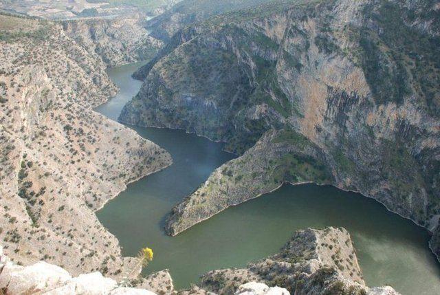 <p><strong>İNECEĞİZ KANYONU, DENİZLİ</strong></p>
<p>Denizli'ye gidince mutlaka görmeniz gereken İneceğiz Kanyonu uzun doğa yürüyüşlerinin vazgeçilmez adresi. Eğer buraya giderseniz tekne ya da kano ile etrafı gezmeyi ihmal etmeyin.</p>
