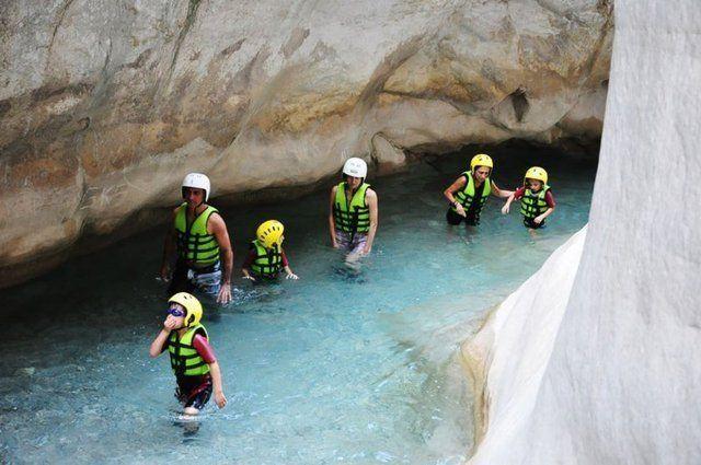<p><strong>GÖYNÜK KANYONU, ANTALYA</strong></p>
<p>Masmavi suyuyla Göynük Kanyonu, Kemer'de bulunuyor.</p>