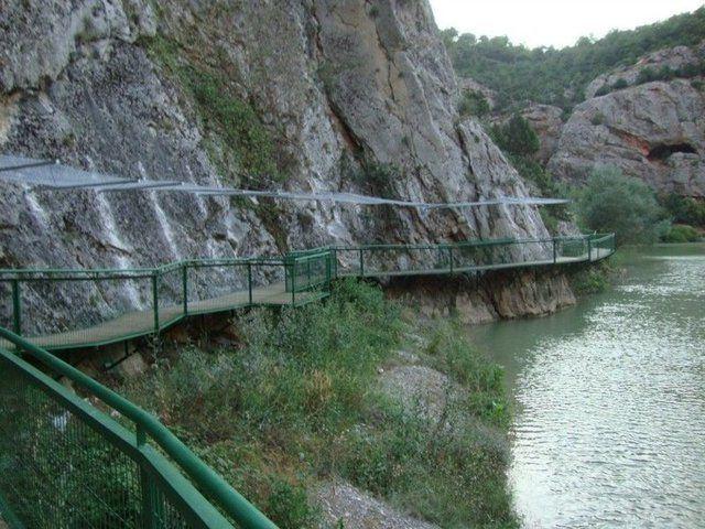 <p><strong>İNCESU KANYONU ÇORUM</strong></p>
<p>Çorum'un İncesu Köyü'nde bulunan, yaklaşık 13 kilometre uzunluğundaki İncesu Kanyonu'nun bir giriş ve çıkışı bulunuyor.</p>