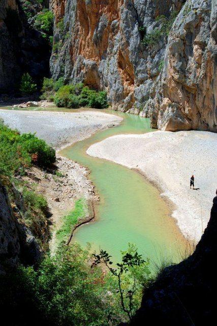<p>Her iki yamacı da, 200-300 metrelik sarp kayalarla çevrili olan kanyon, mevsime göre rafting ve doğa yürüyüşü sporları için uygun özelliklere sahip.</p>

<p> </p>

