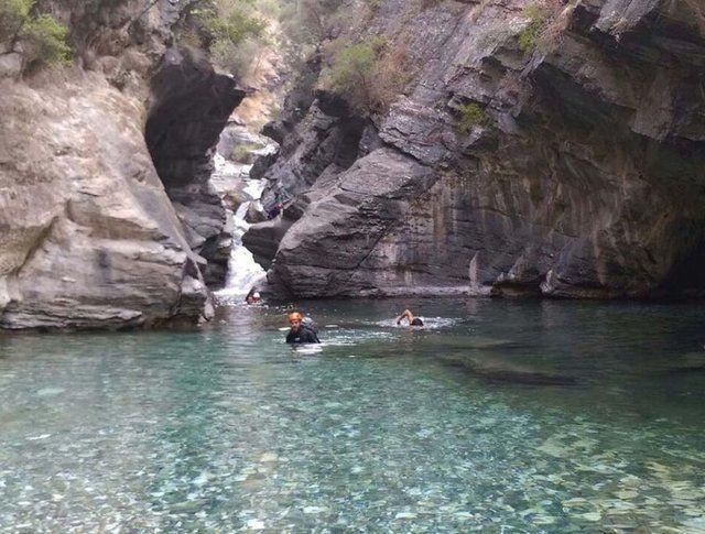 <p><strong>ŞAHİNDERESİ KANYONU, BALIKESİR</strong><br />
<br />
Şahinderesi Kanyonu, Kaz Dağları'nın batı yamaçlarında yer alıyor. 27 km uzunluğu ile kanyon, çok dik ve engebeli bir yapıya sahip.</p>
