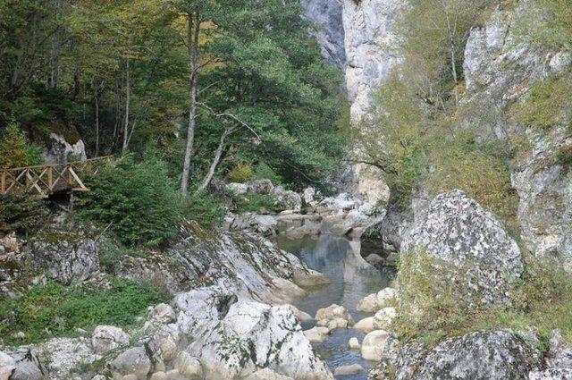 <p>Kanyonun içinden geçen Zarı Çayı, alt bölümündeki Ilıca Şelalesi'nden çıkıyor.</p>
<p> </p>
