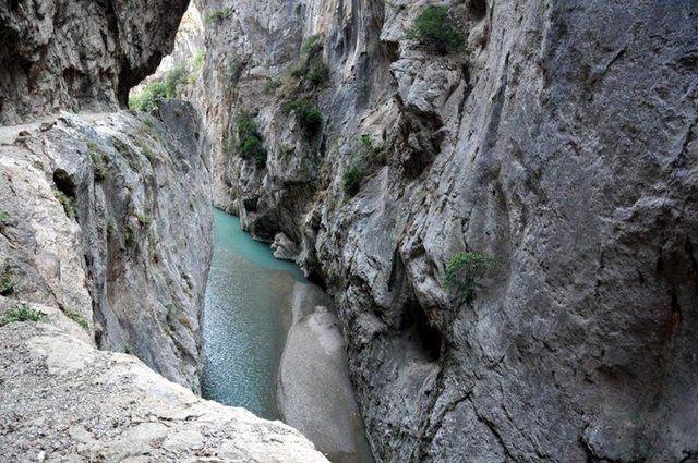 <p>Kapıkaya Kanyonu, Adana ili Karaisalı ilçesinde Kapıkaya köyünde bulunuyor.</p>