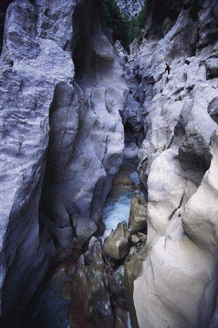 <p><strong>ERSİZLERDERE KANYONU, KASTAMONU</strong></p>
<p>Kastamonu'da yer alan Ersizlerdere Kanyonu 2,5 km uzunluğunda.</p>