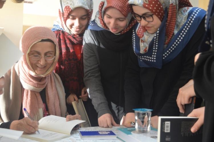 <p>Öğretim Şekli :Tekli</p>

<p>Öğretmen :62</p>

<p>Rehber Öğretmen : 3</p>

<p>Öğrenci :920</p>

<p>Derslik :48<</p>

<p>Müzik Sınıfı :</p>

<p>Resim Sınıfı :</p>

<p>BT Sınıfı :1</p>

<p>Misafirhane :1</p>

<p>Kütüphane :1</p>

<p>Fen Labaratuarı :3</p>

<p>Hazırlık Sınıfı :0</p>

<p>Konferans Salonu :1</p>

<p>Atölye-İşlik :2</p>

<p>Spor Salonu :1</p>

<p>Öğretim Şekli :Tekli</p>

<p>Yemekhane :1</p>
