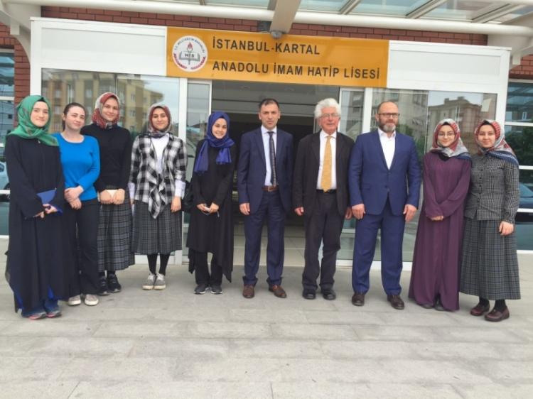 <p>BİLİM SEYYAHLARI PROJESİ GERÇEKLEŞTİRİLDİ!</p>
<p>Kartal Anadolu İmam Hatip Lisesi’nin gerçekleştirdiği, TÜBİTAK tarafından 4007 Bilim Şenlikleri Destekleme programı kapsamında desteklenen “Bilim Seyyahları” projesi hafızalardan silinmeyecek güzel anılarla tamamlandı.</p>
<p>30 Eylül 2015-2 Ekim 2015 Tarihleri arasında Kartal Anadolu İmam Hatip Lisesinde gerçekleştirilen etkinler, öğrenciler tarafından yoğun ilgi görürken binlerce lise ve ilköğretim öğrencisi bilimin eğlenceli dünyasıyla tanıştı.</p>