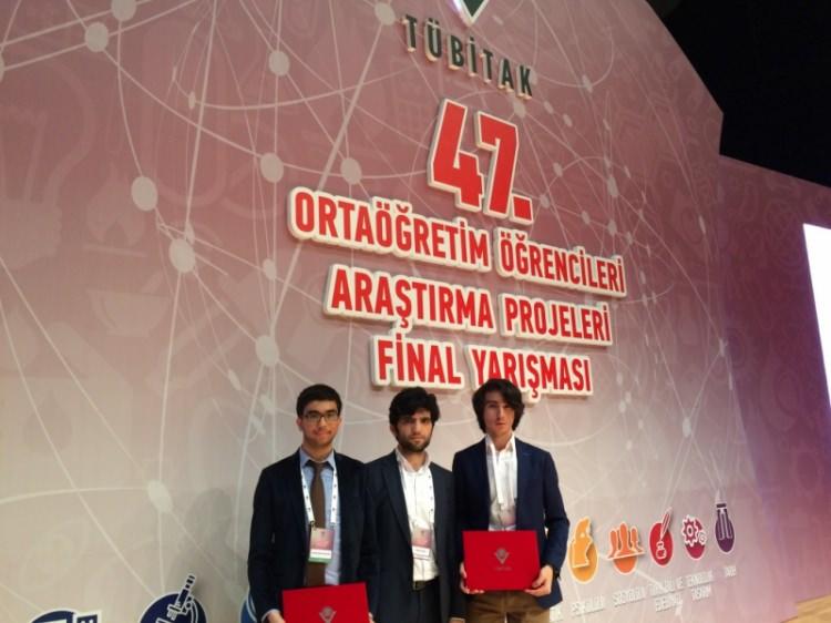 <p>IGCSE dersleri, bilgiyi hatırlama, sorun çözme, inisiyatif alma, ekip çalışması ve sorgulama becerileri kazanma gibi yaşam için gerekli eğitsel becerileri geliştirmesiyle tanınır. IB (IBDP) Uluslararası Bakalorya üst düzey eğitim yaşamı için iyi bir temel oluşturur.</p>
<p> </p>
<p> </p>