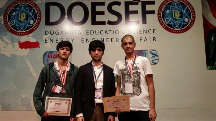 <p>Kartal AİHL 20 Haziran 2014 tarihinde Türkiye'de uygulanan ulusal ve uluslararası programlardan Cambridge IGCSE (Cambridge Uluslararası Genel Ortaöğretim Eğitimi Sertifikası) akreditasyonunu alan tek devlet okulu oldu. 2014-2015 Eğitim ve Öğretim yılından itibaren Cambridge IGCSE Eğitimini uygulayan okulda birçok branşta temel ve genişletilmiş çalışmalar seçeneği sunularak farklı beceri düzeylerinin ihtiyaçları karşılandı.</p>
