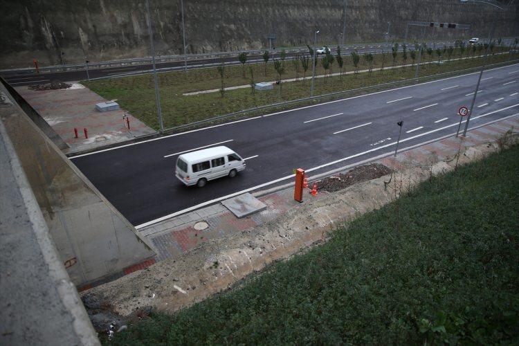 <p>TRAFİĞE AÇILDI</p>

<p>Karayolları Genel MüdürlüğüKamu Özel Sektör Ortaklığı Bölge Müdürlüğünden alınan bilgiye göre, Gebze-Orhangazi-İzmir Otoyolu Projesi kapsamında yaptırılan Orhangazi Tüneli, bir süre önce trafiğe açıldı.</p>
