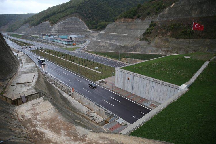 <p><strong>YAKITTAN TASARRUF SAĞLIYOR</strong></p>

<p>Altınova-Gemlik arasını 4,5 kilometre kısaltan ve sürücüler tarafından "Samanlı Tüneli" olarak da biliniyor.</p>
