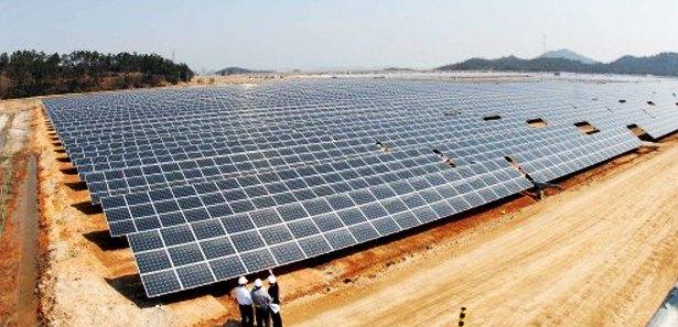 <p>Turgut Özal Tıp Merkezi’ne yılda 8,5 GWh büyüklüğünde elektrik enerjisi olarak katkı sağlayan güneş enerjisi santrali, görsel kirliliği de minimize edecek şekilde tasarlandı.</p>
