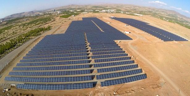 <p>Türkiye’nin en büyük güneş enerjisi santrali projesiyle adından söz ettiren Anel Grup, Malatya İnönü Üniversitesi Turgut Özal Tıp Merkezi’ndeki Güneş Enerjisi Santrali’nin kurulumunu başarıyla tamamladı. Anel Grup, bu proje ile Turgut Özal Tıp Merkezi’nin elektrik ihtiyacının yüzde 33’ünü karşılayacak.</p>
