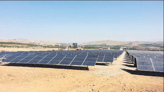 <p>Taşıyıcı sistem üzerinde bulunan, yerden sadece 1,8 metre yüksekliğe sahip olan güneş panelleri, bölgede meydana gelen sert rüzgâr yükünü karşılayacak şekilde projelendirildi.</p>
