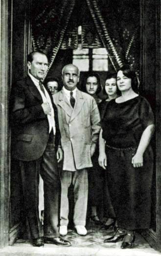 <p>LATİFE HANIM</p>

<p>29 Ocak 1923 ile 5 Ağustos 1925 tarihleri arasında yaklaşık olarak iki buçuk sene boyunca Gazi Mustafa Kemal Atatürk ile evli kalmışlardı.</p>
