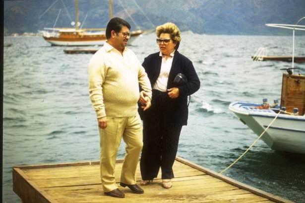 <p>SEMRA ÖZAL</p>
<p>9 Kasım 1989’da Köşk’e çıkan Turgut Özal`ın eşi Semra Özal, eşinin vefat ettiği 17 Nisan 1993 tarihlerine kadar Çankaya Köşkü'nün ev sahibeliğini yapmıştı. Türkiye’nin 8. first lady’si olan Semra Özal, sadece 4 yıl Köşk’te yaşadı.</p>
