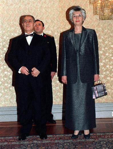 <p>SEMRA SEZER</p>
<p>16 Mayıs 2000'de göreve başlayan Türkiye'nin 10. Cumhurbaşkanı Ahmet Necdet Sezer'in eşi Semra Sezer, 28 Ağustos 2007'de tarihine kadar Köşk’e ev sahibeliği yapmıştı.</p>
