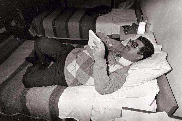 <p>Turgut Özal, otel odasında miting konuşmasına hazırlanıyor, 1983.</p>
