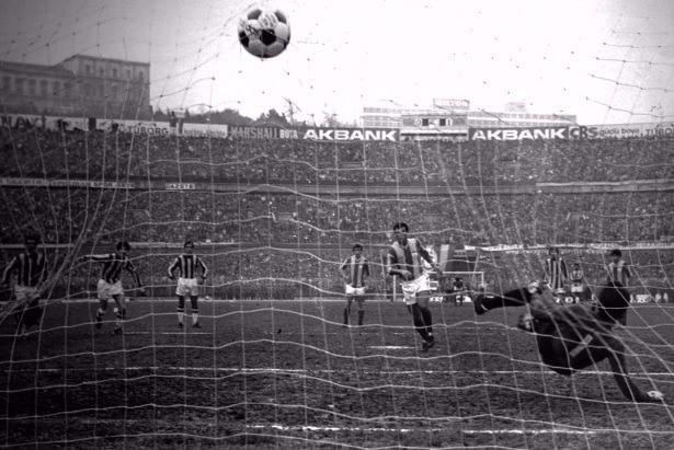 <p>Galatasaraylı Fatih Terim'in penaltı golü, 1978.</p>
