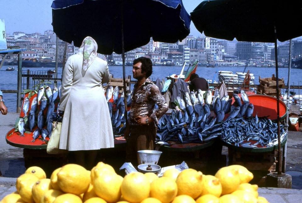 <p>Eminönü'nde balıkçı (1970'li yıllar)</p>
