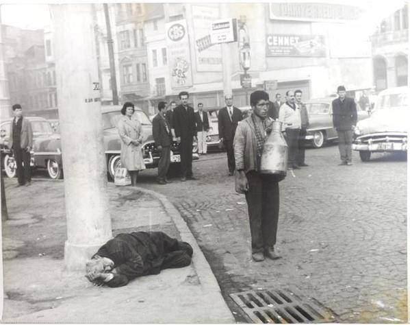 <p>Atatürk'e saygı duruşu anı (10 Kasım 1964. Karaköy)</p>