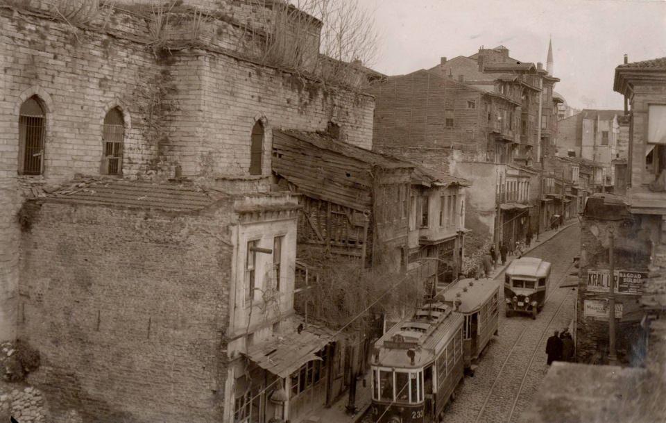 <p>Ordu Caddesi açılmadan önce Beyazıt Hamamı (1937)</p>