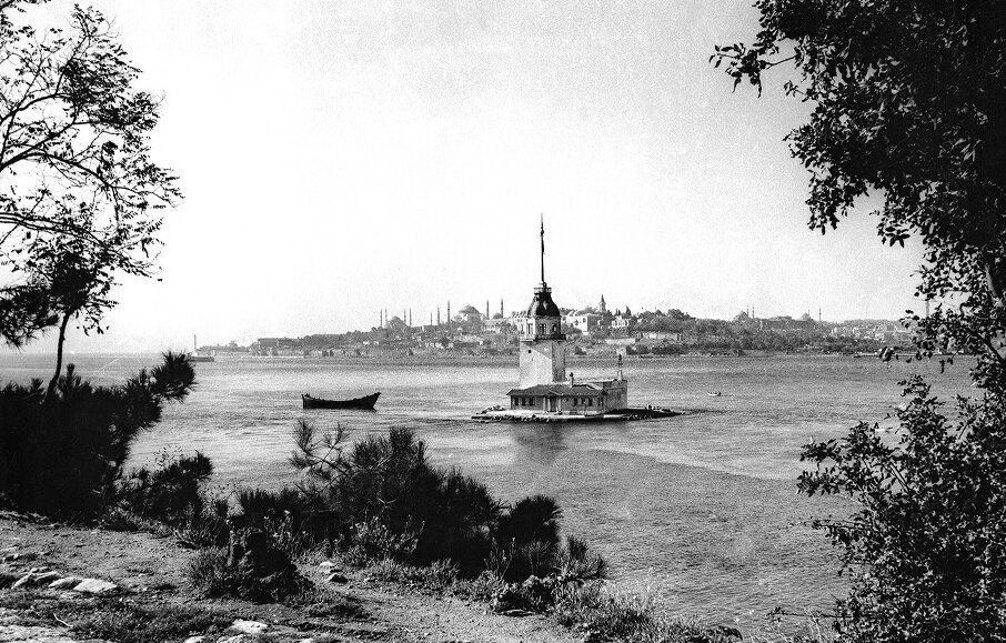 <p>Salacak'tan Kız Kulesi'ne bakış (1950'li yıllar)</p>