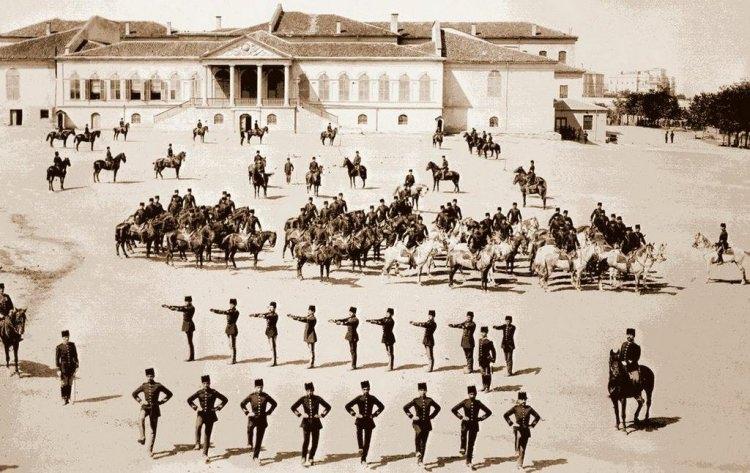 <p>Harbiye öğrencileri talimde (~1900)</p>
