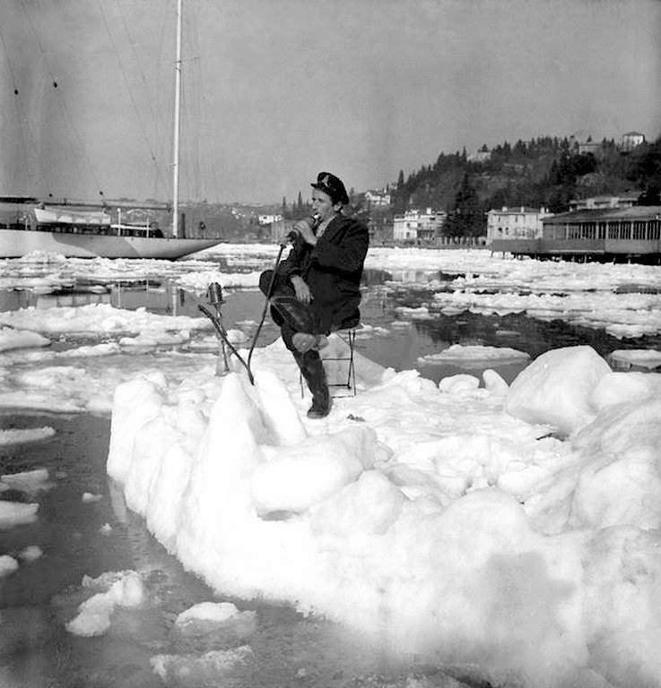 <p>Tuna'dan kopup Boğaziçi'ni kaplayan buzların üzerinde nargile keyfi (1954)</p>
