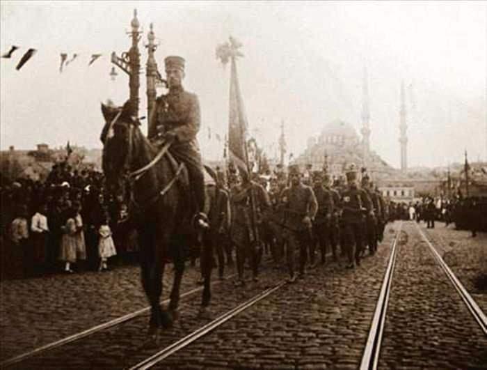 <p>İşgal bitiyor. Ordu İstanbul'da (6 Ekim 1923. Galata Köprüsü)</p>