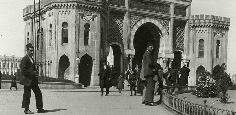 <p>Seraskeriye Kapısı (1910'lu yıllar. Beyazıt)</p>