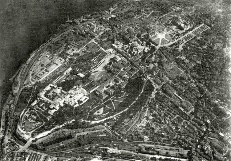<p>Zeplinden Topkapı Sarayı, Ayasofya ve Sultanahmet'e bakış (1919)</p>
