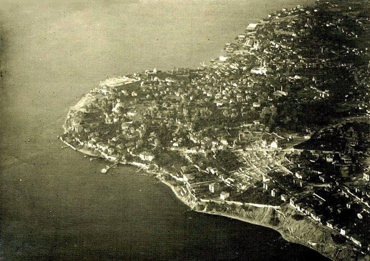 <p>Zeplinden Üsküdar'a bakış (~1919)</p>