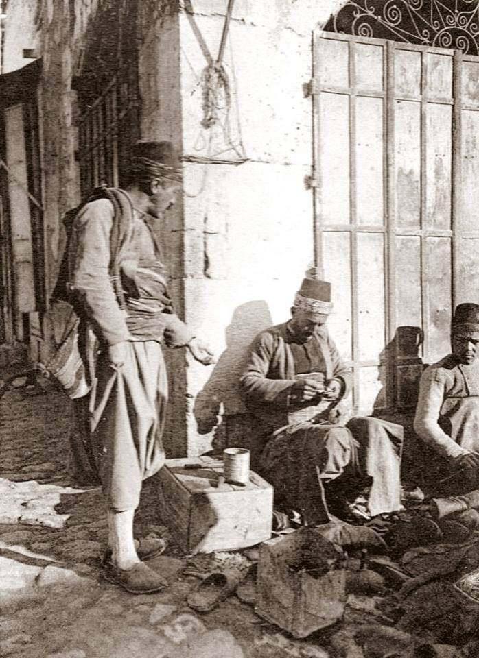 <p>Ayakkabı tamircisi (1900)</p>
