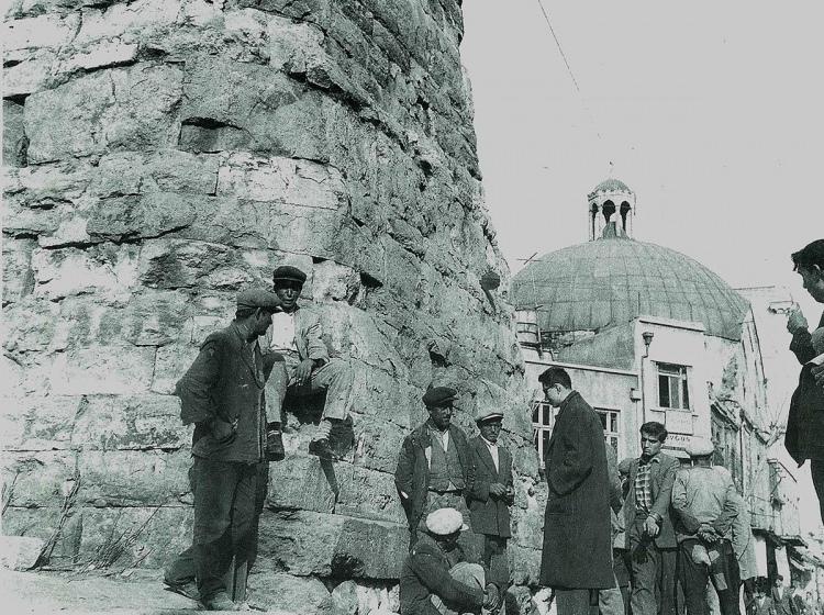 <p>Çemberlitaş'ta iş bekleyenler (1956)</p>