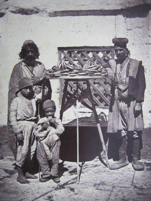 <p>İstanbul'da bir simitçi (1853-54. James Robertson)</p>