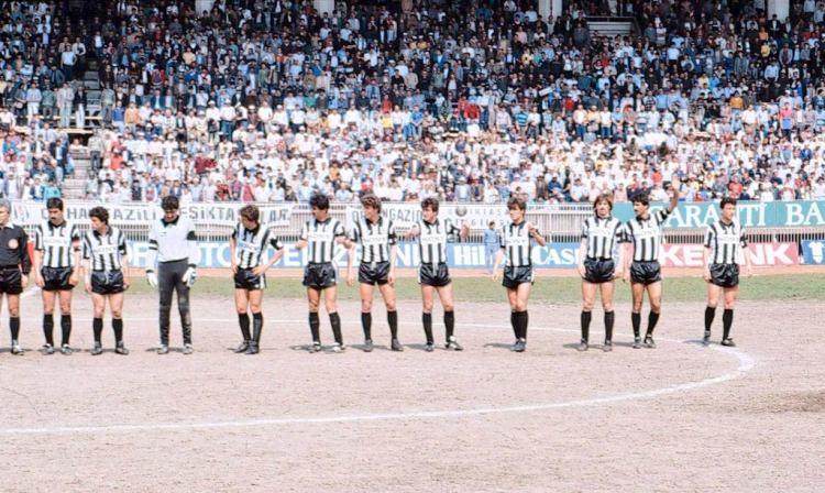 <p>Beşiktaş İnönü Stadı - 80'li yıllar / çimsiz zamanlar</p>