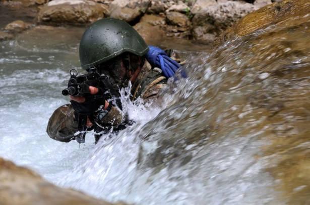 <p>Küçük birlik harekatı için uygun arazi yapısında konuşlu Dağ Komando Okulu'nda taktik ve teknik eğitimlerini tamamlayan, korkularını yenen ve her türlü arazi şartlarından rahatlıkla geçme yeteneği kazanan komandolar, ulaştıkları son seviyenin testi olan ve 21 gün süren "Kara komando harekatının tatbikat safhası"nı Burdur, Antalya, Konya ve Isparta sınırlarını içine alan 20 bin kilometrekarelik alanda yaptı.</p>
